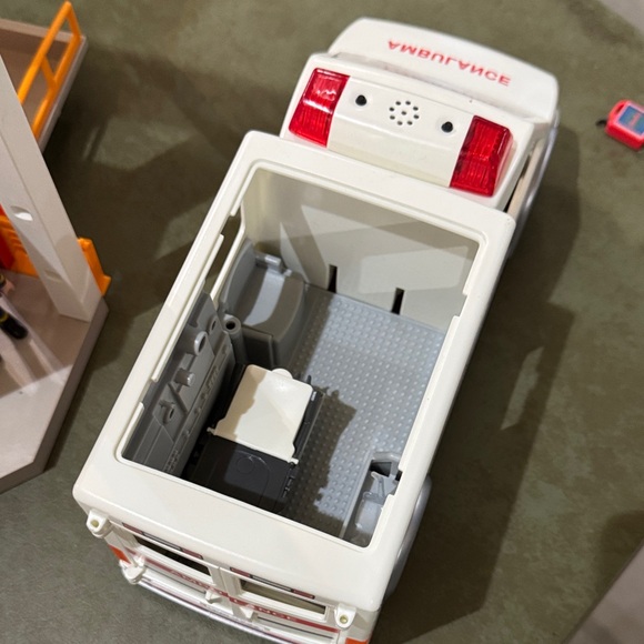 Playmobil Hospital, Ambulance, Playground, Pool Outdoors, and tons extras - Picture 13 of 15